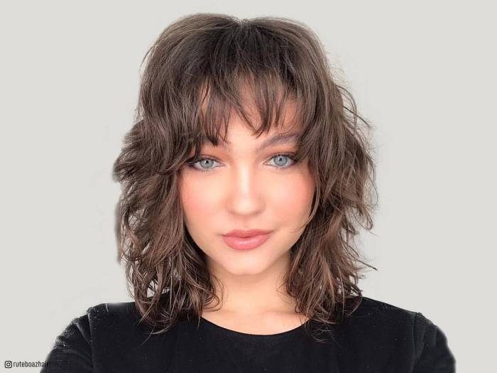 Hairstyles for medium layered hair with bangs